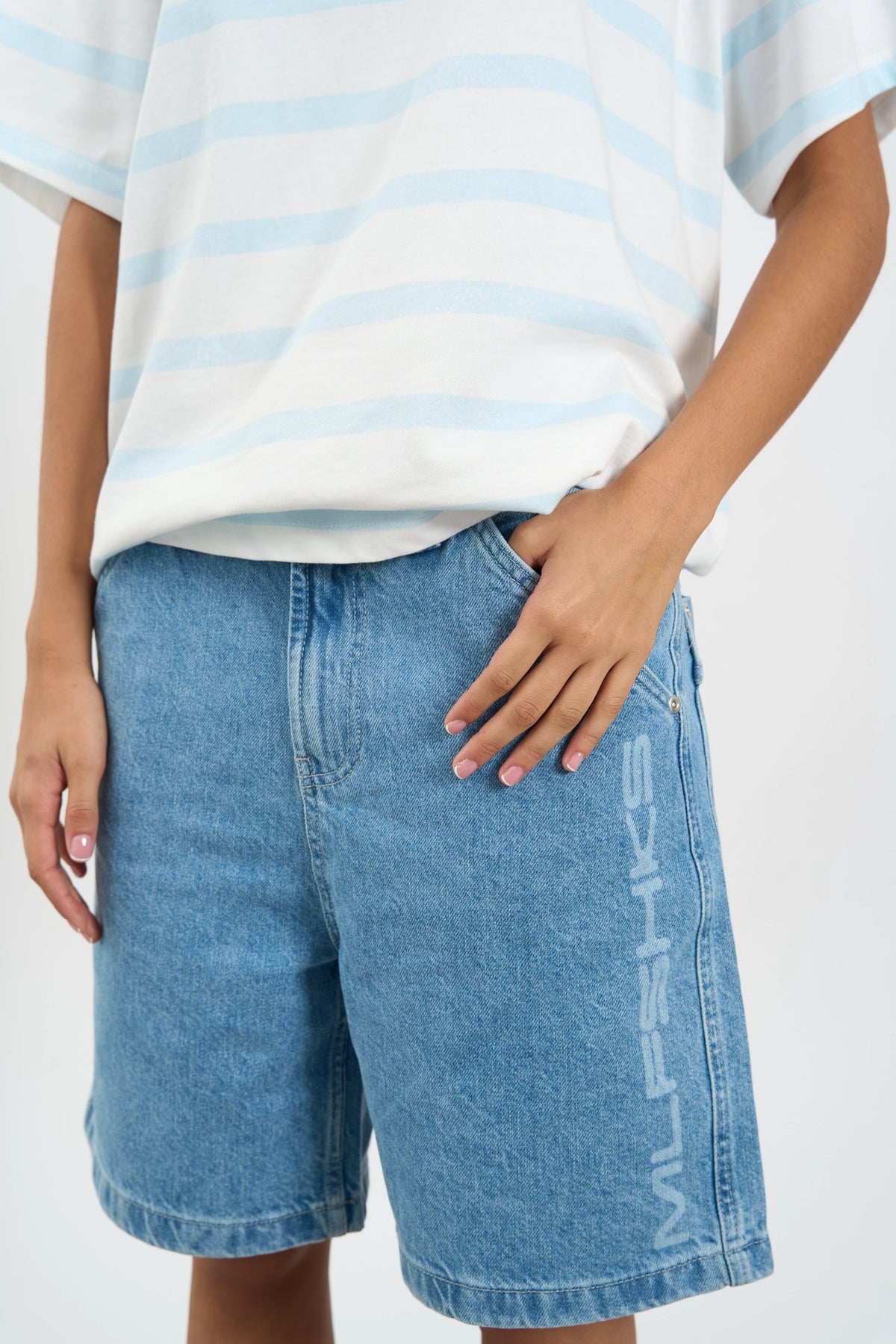 BIG POCKETS DENIM SHORTS ICE BLUE
